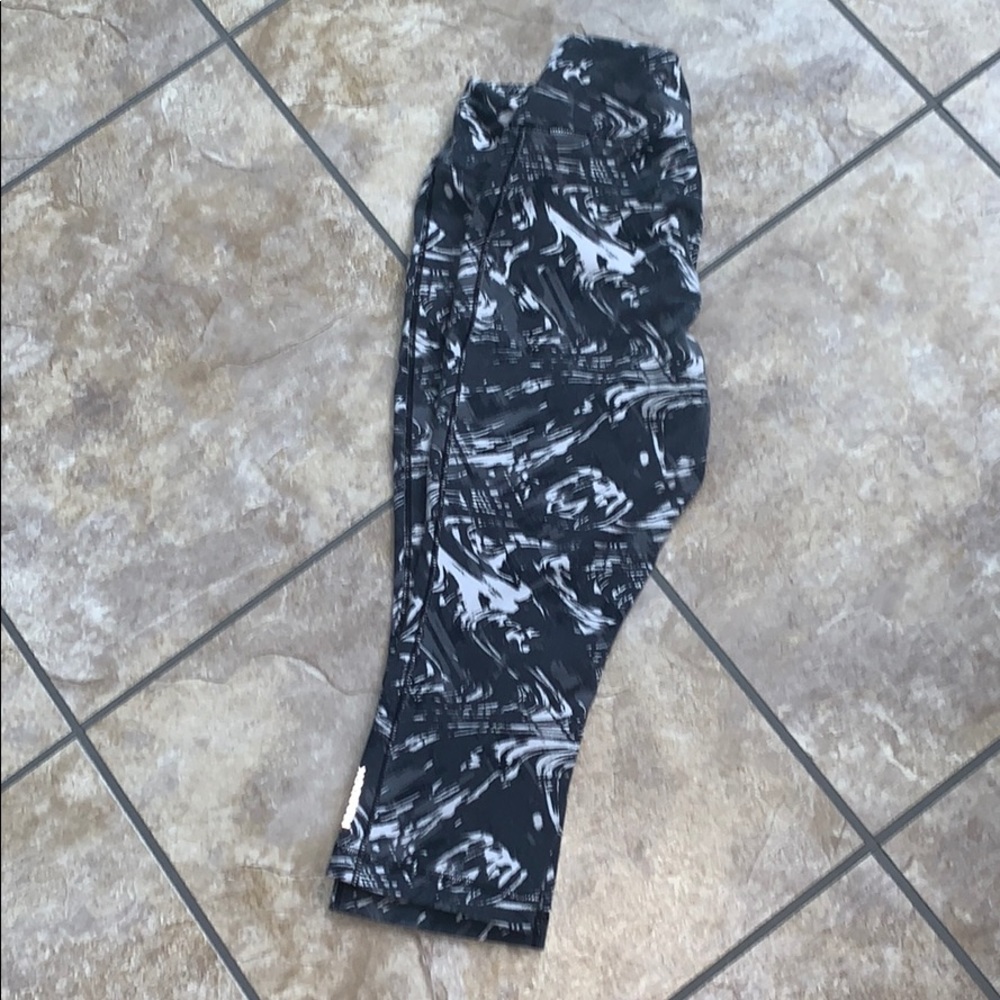 Cute gray and white cropped leggings